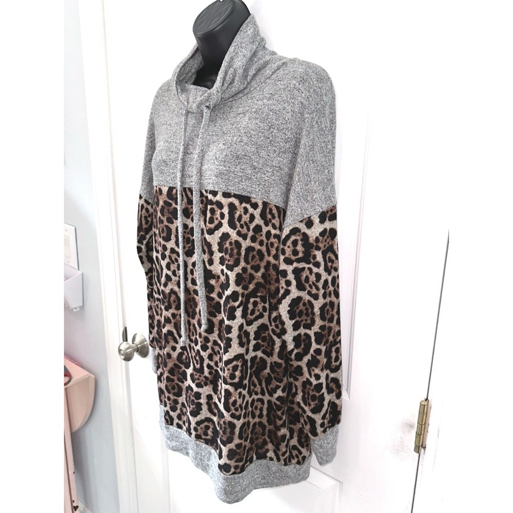 Magic Fit Leopard Colorblock Tunic Top - Picture 3 of 7